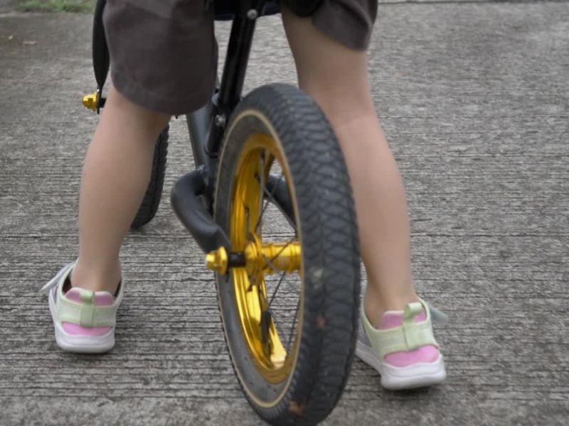 Fizička spremnost i motivacija su ključni za uspešno učenje vožnje bicikla kod dece.