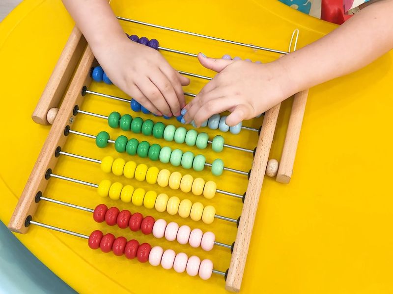 Igra podstiče rani razvoj matematike, jača brojčano razumevanje i mentalno sabiranje kroz zabavu.