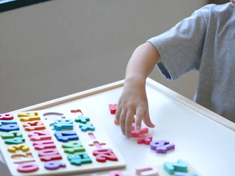 Igre i Montessori igračke podstiču razvoj numeričkih veština, samopouzdanja i kreativnosti kod dece.