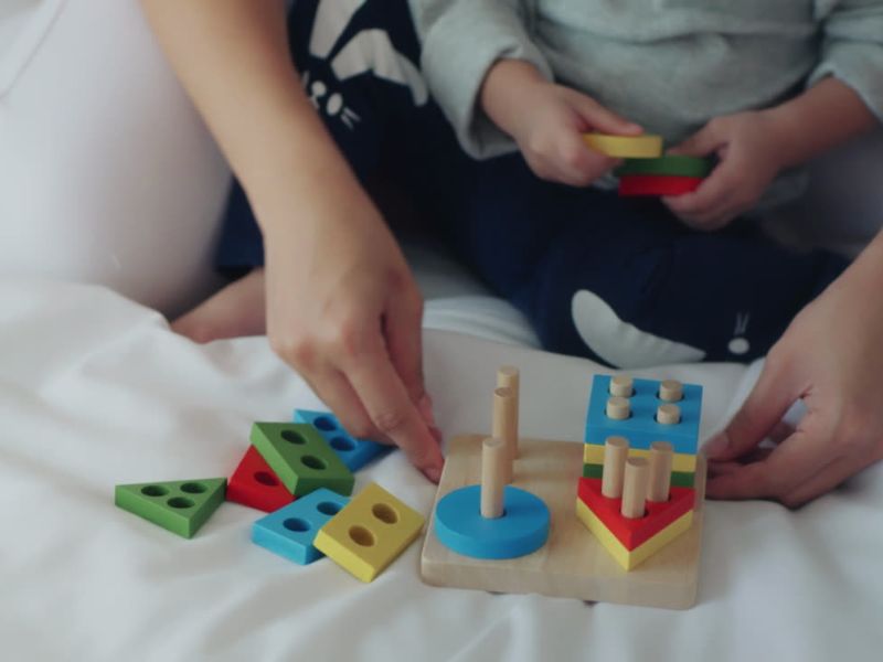 Kroz igru, vizualizaciju i postepeno učenje, deca razvijaju razumevanje sabiranja i veštine mentalnog računa.